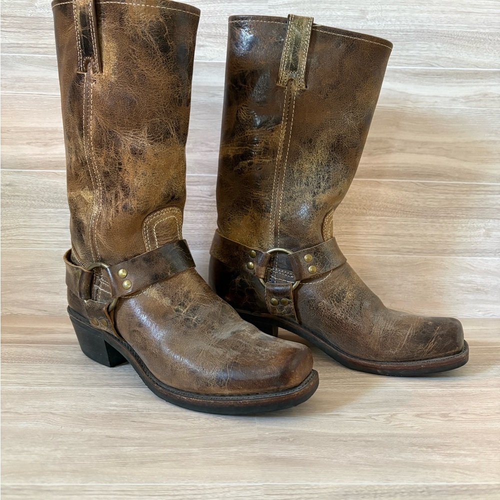 FRYE Women’s Harness 12R Boot, Distressed Brown Leather, Size 9